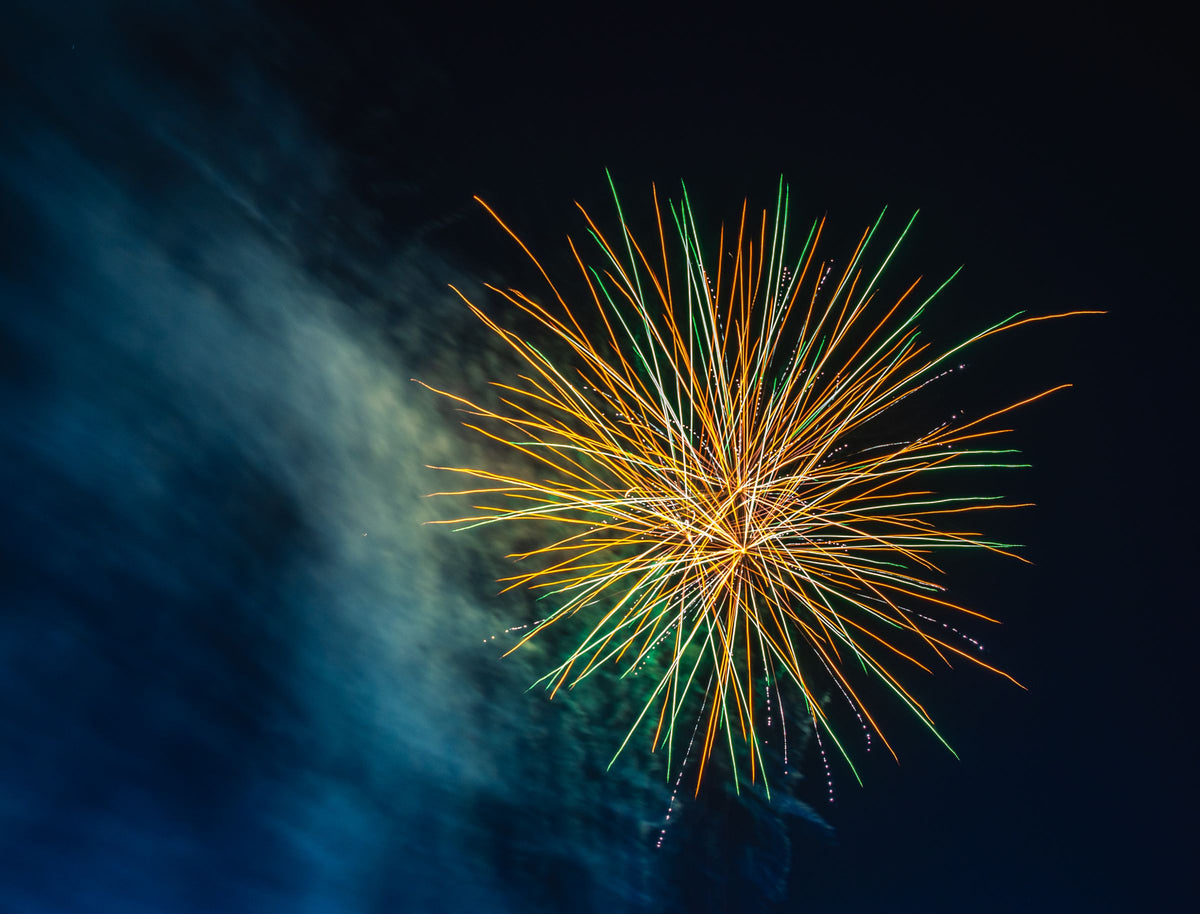 Vuurwerk aansteker nodig: een vuurwerkpluim explodeert in een donkere nachtelijke hemel