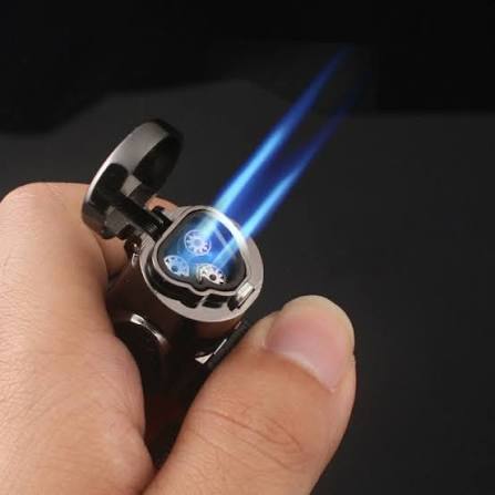 Encendedor de gas con tres llamas jet azules en la mano